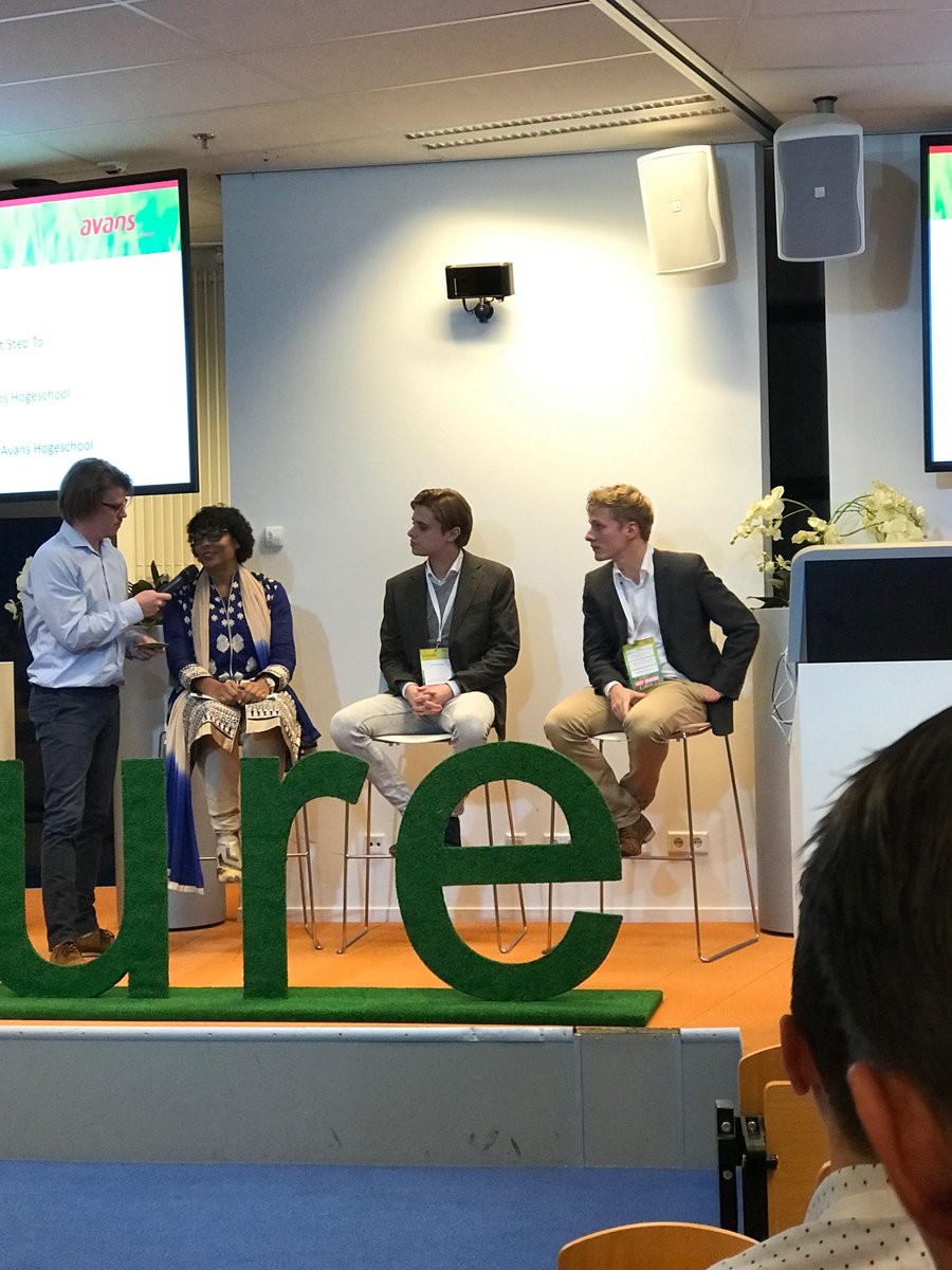 FutureFields_'s tweet image. 2 Alumni studenten schuiven aan in het panel samen met Grace Boldewijn. Tijd voor interactie! #KeepSharing!