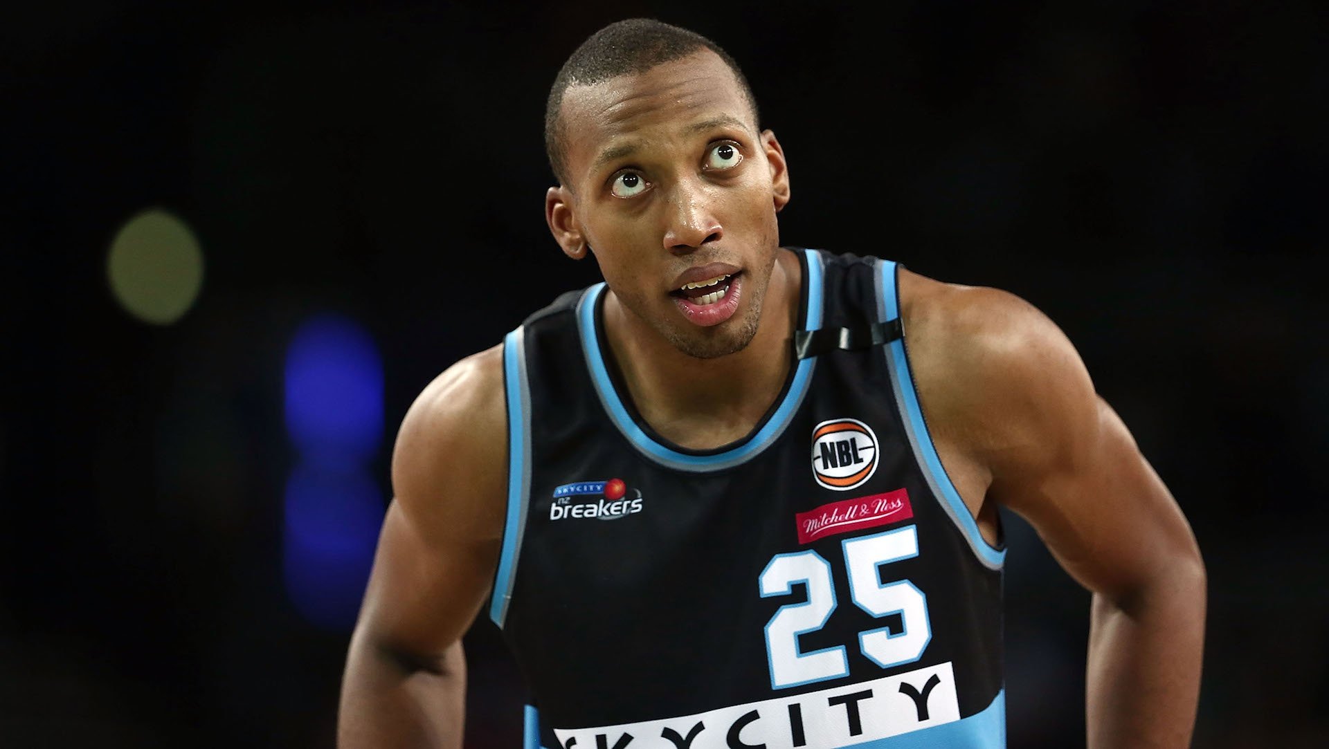 акил митчелл выпал глаз