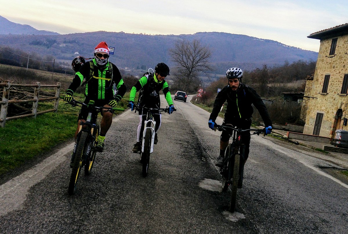 deko_sports's tweet photo. #Cyclingatnightclothing with #Fluorescentcolour https://t.co/l5zJh79Tbx