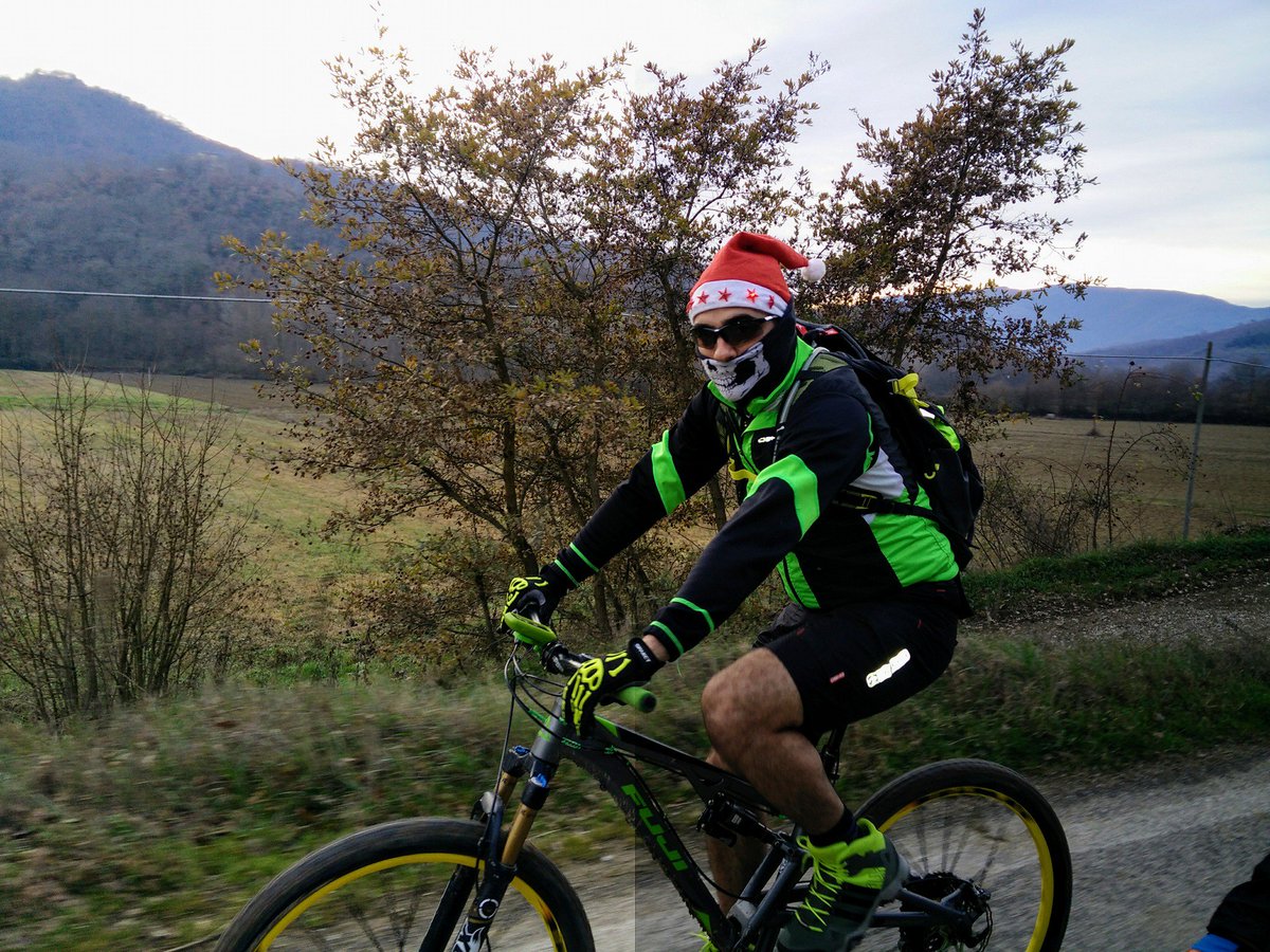 deko_sports's tweet photo. #Cyclingatnightclothing with #Fluorescentcolour https://t.co/l5zJh79Tbx