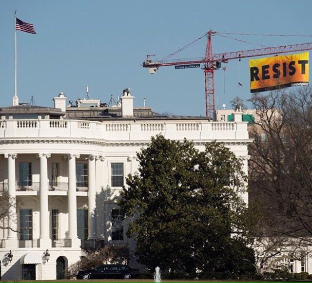 parvatweet's tweet photo. Manchmal haben die Jungs und Mädels vo @greenpeace echt was drauf! #respect #resist https://t.co/XUJrb6iLLv