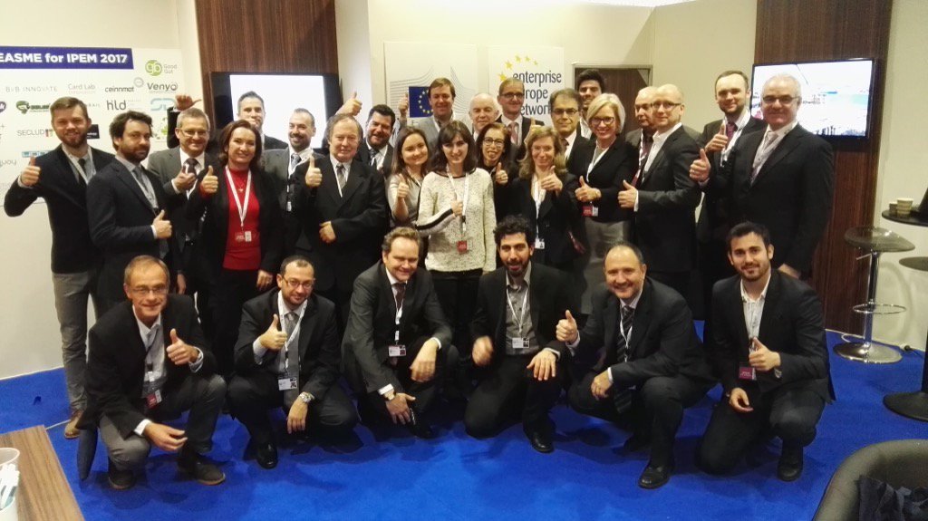 csuffys's tweet photo. Family picture with the 35 companies selected by EU to take part to #IPEM2017 @bittle_ @DataRendezVous @IpemMarket https://t.co/Bi9vk17DXf