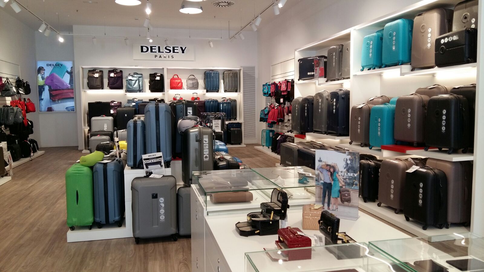DELSEY Spain on Twitter: "¡#SUPERJUEVES en nuestra tienda outlet de Viladecans! #Descuentos increíbles, ¡corre vuelan! 🏃‍♀️🏃 #TheStyleOutlets https://t.co/kvxpKuEdGJ" / Twitter