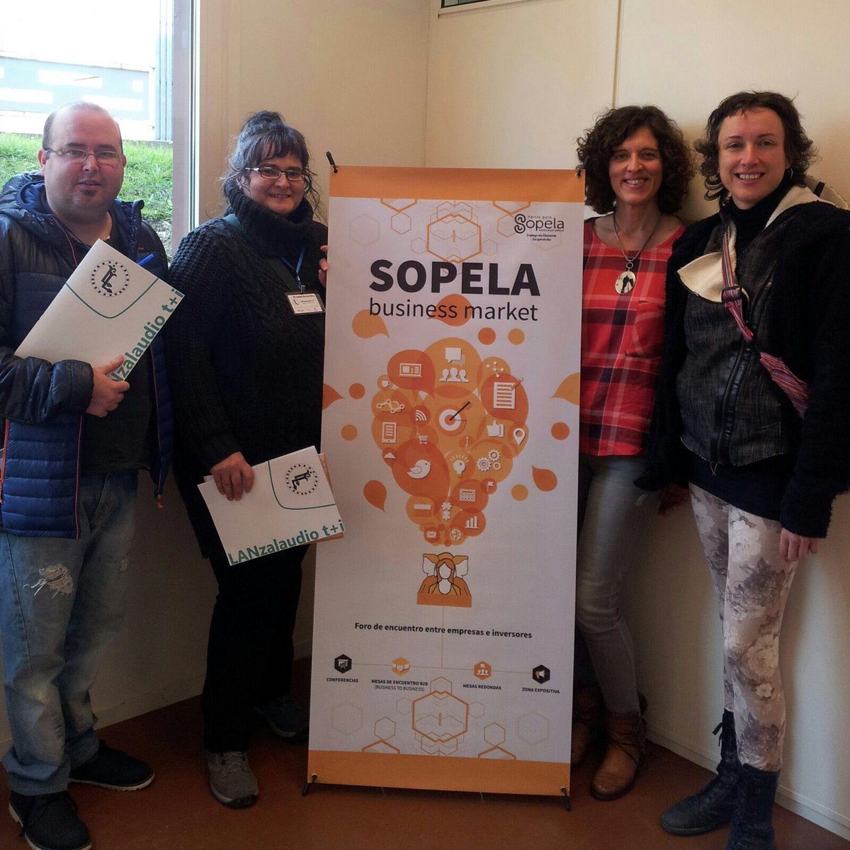 LANzalaudio's tweet photo. Hoy nuestra coordinadora e integrantes visitamos el Sopela Business Market. Gaur @LANzalaudio @Sopelabm bisitatzen. #anezkaaurrera #talento https://t.co/aoF7TYTmPj