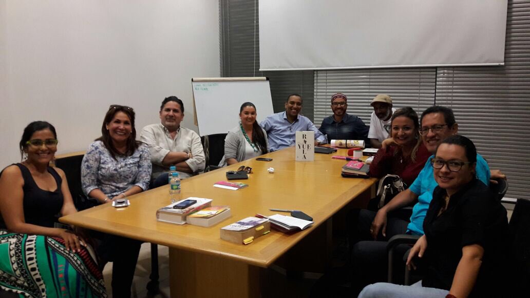 JCGossain's tweet photo. Ayer en nuestro primer taller de libros del 2017, "Rayuela" en el banquillo. Y con poeta invitada @AndreCadavid. https://t.co/9Im5jpOSPf