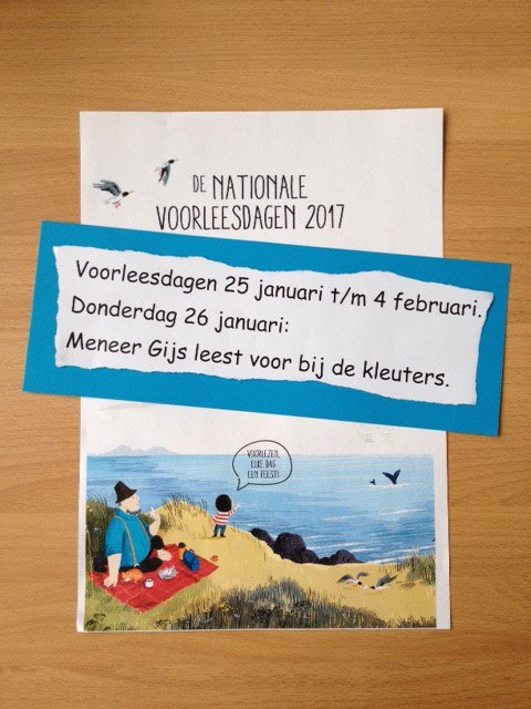 Voorleesdagen bij de kleuters. Onder het genot van een ontbijtkoekje luisteren we naar het verhaal.