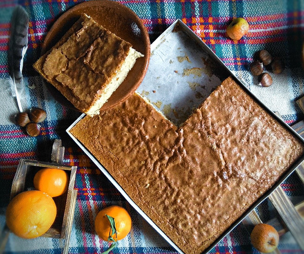 #CocaEnLlanda tradicional valencià senzill però ben bo, ous, farina oli sucre canyella cuit en una llauna #platosdereichel #mama #Algemesí