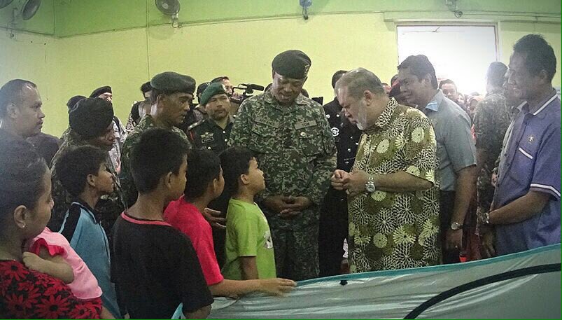 #BanjirJohor: Sultan Johor diiringi Panglima Angkatan Tentera luang masa bertanya khabar kepada mangsa  banjir di Segamat, Johor <a href="/MyTentera/">Angkatan Tentera</a>