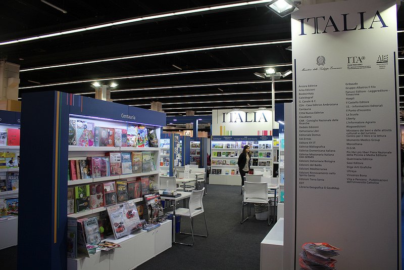 ActuaLitte's tweet photo. En 2016, le marché du livre en #Italie est en croissance, mais perd des lecteurs https://t.co/U2vyh9gyKW https://t.co/r8EAvFqQ7u