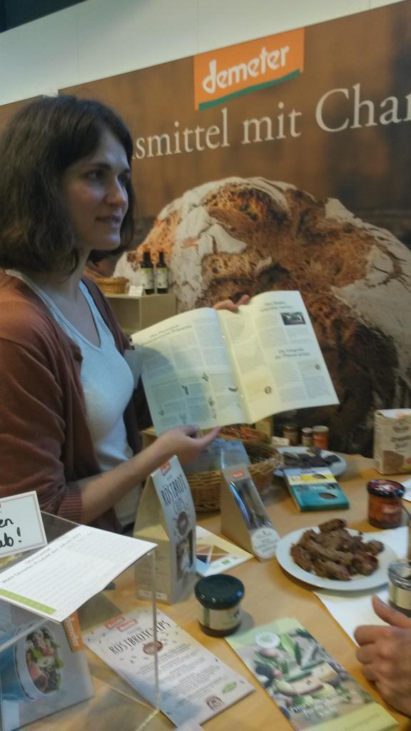 a_koelling's tweet photo. #BioIGW17 am @demeter_de Stand in der Biohalle verkosten Sie Fetacreme &Olivenpaste - biodynamisch schmeckt! https://t.co/ZxFVh5Jin1