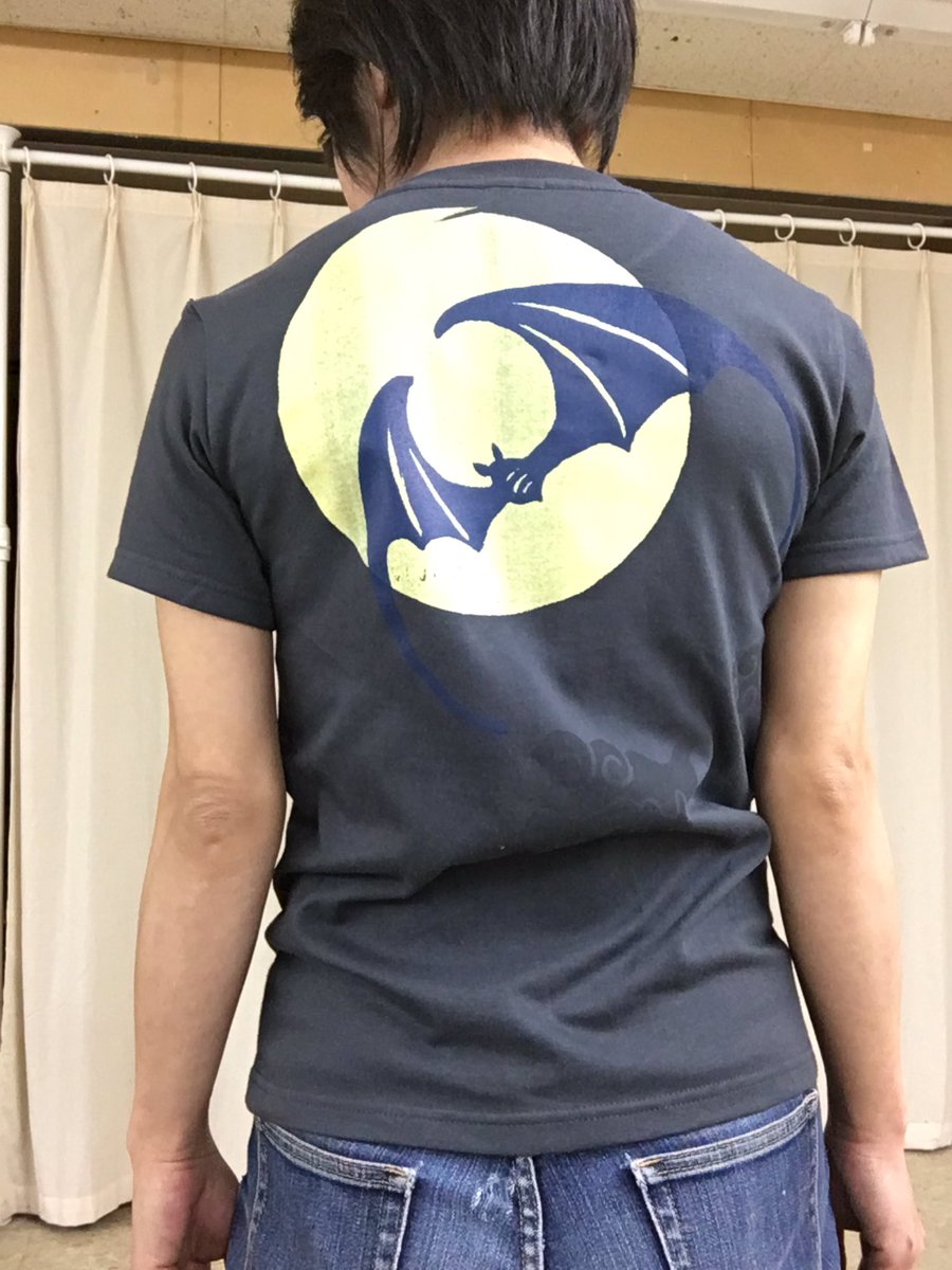 sei_information's tweet photo. スクェアトートのデザインは元々Tシャツのデザインからの派生なので、「夜間遊泳」もちゃんとTシャツがありますよ!そして物凄く見え難いですが、蝙蝠の下に雲もプリントしてあります。
#arteVarie #アルトヴァリエ #comicity #Tシャツ https://t.co/NdTvJxhwtY