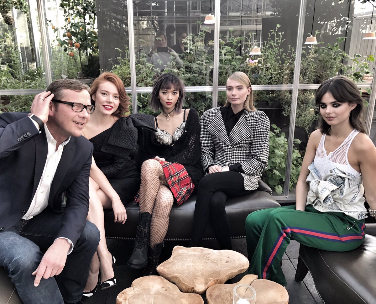Mirko_Kaminski's tweet photo. 4 der Models auf dem Bild tragen internationale Trendfrisuren... #hairstyle #hair #models #schwarzkopf #trenddays https://t.co/hzG0WaE3ML