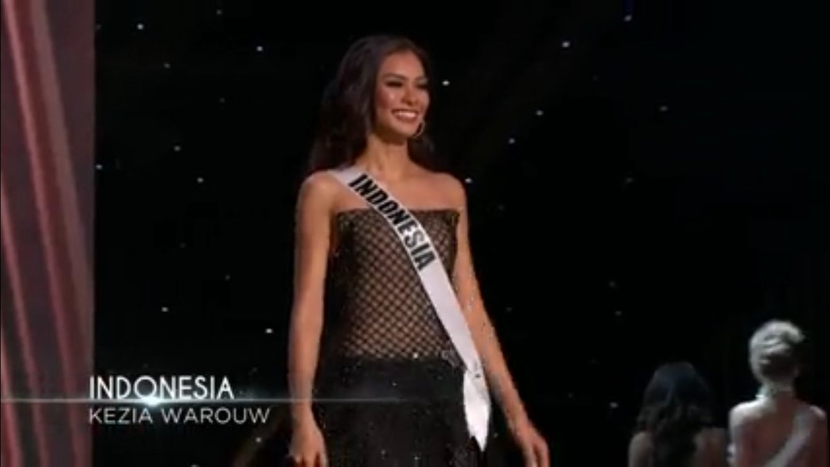 bulutangkisINA's tweet photo. Evening gown event, Kezia Warouw, #Indonesia #MissUniverse https://t.co/lq9LSALWnO