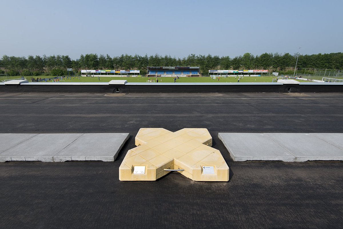 ZoontjensBE's tweet photo. 40% ongevallen bouw is te wijten aan val van hoogte. BiboBlock is een permanent systeem voor werken op platte daken https://t.co/eIcG2cyyZN https://t.co/zJtfnt8RCd