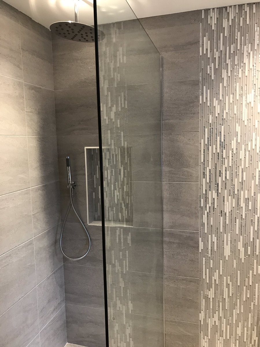 infourbanspace's tweet photo. Glass now in master ensuite #reigatenewbuild https://t.co/455eIDYzE0