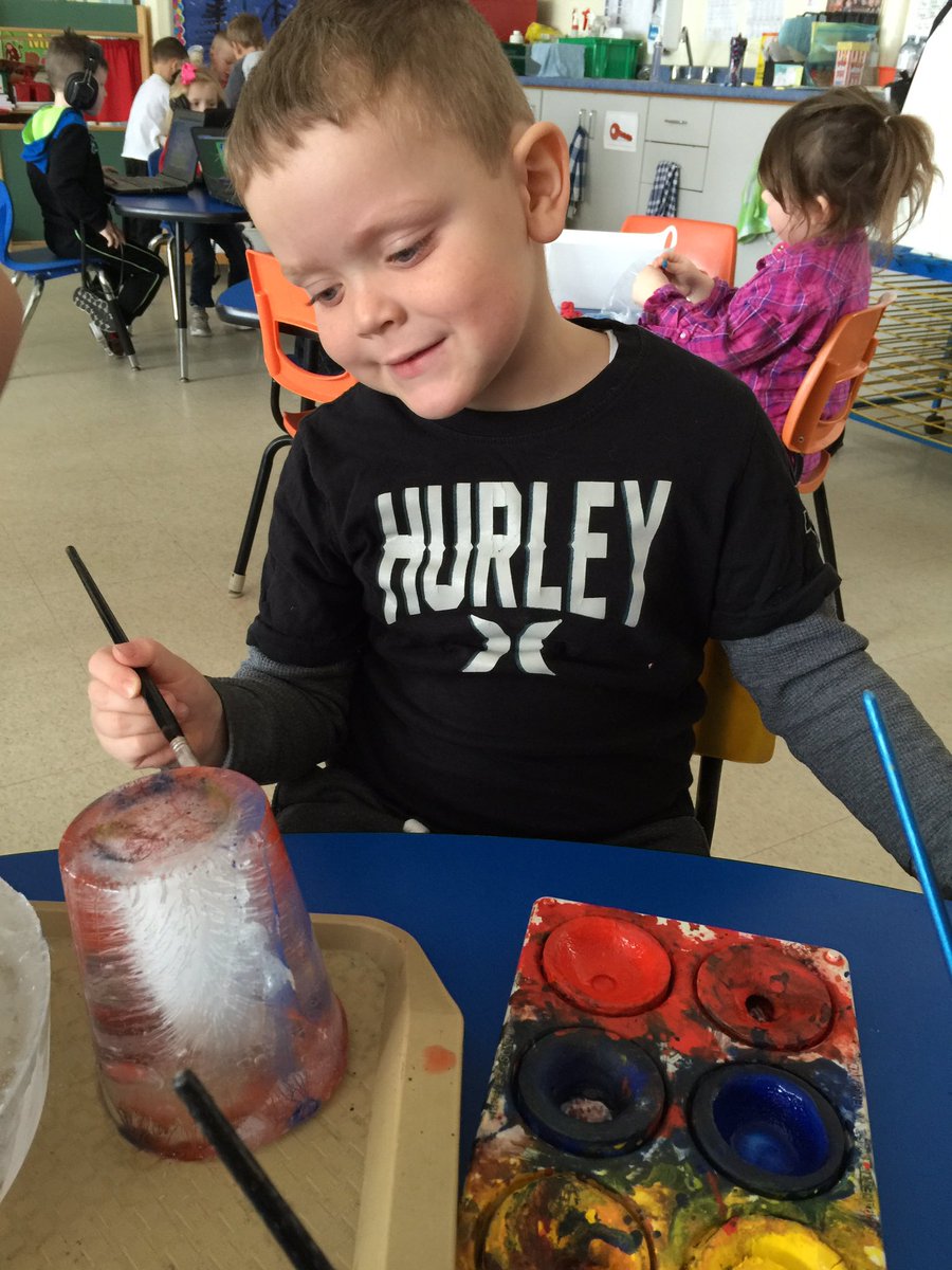 annaheesmith's tweet photo. Did you know that you can paint ice? Students paint, we wipe off with a warm paper towel and then the next student can begin #iceexperiments https://t.co/l5Xzbfw7p1