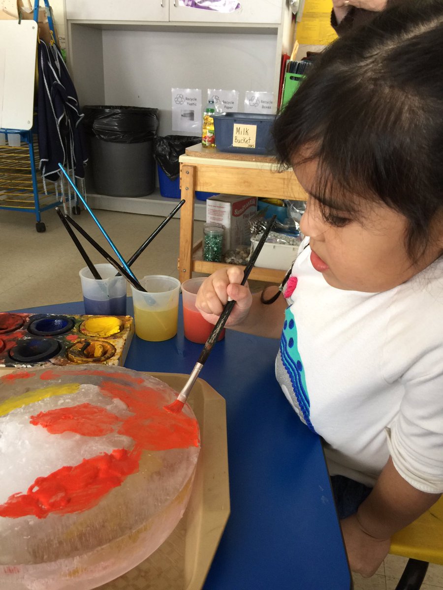 annaheesmith's tweet photo. Did you know that you can paint ice? Students paint, we wipe off with a warm paper towel and then the next student can begin #iceexperiments https://t.co/l5Xzbfw7p1