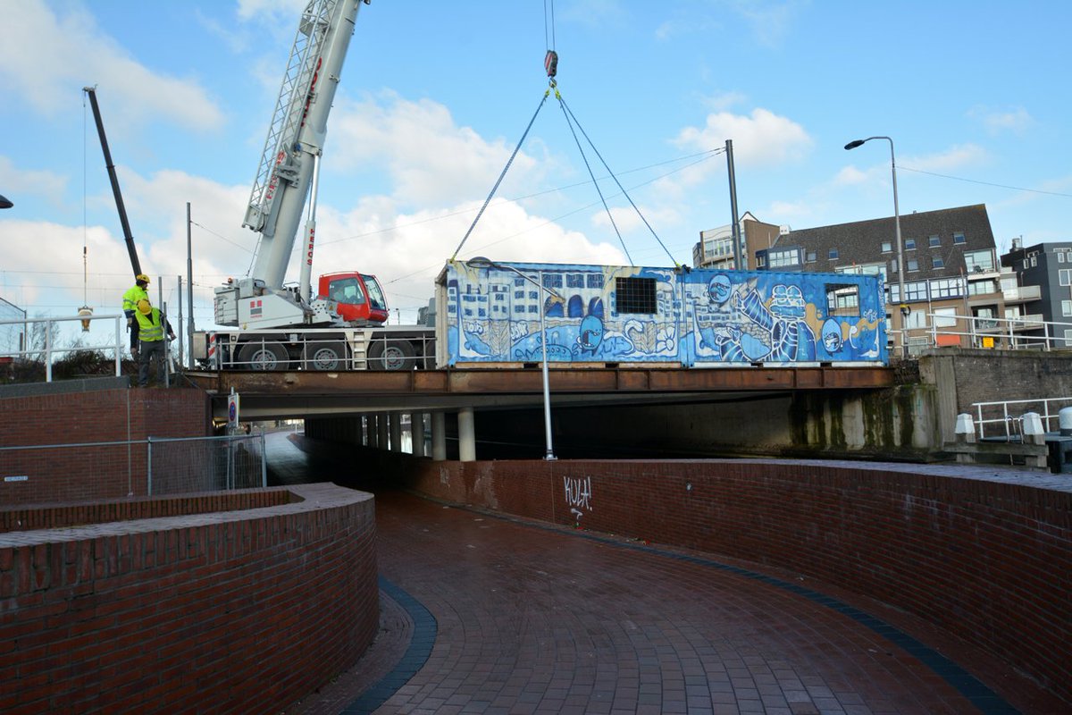 spoorzonedelft's tweet image. Echt weg: de 'ponte vecchio' die jarenlang voetgangers veilig langs het werk leidde. Op naar 'n nieuwe fase, een nieuw openbaar gebied!