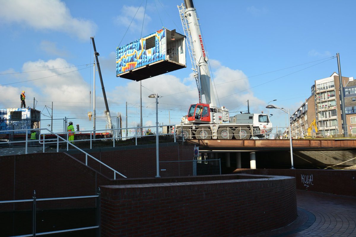 spoorzonedelft's tweet image. Echt weg: de 'ponte vecchio' die jarenlang voetgangers veilig langs het werk leidde. Op naar 'n nieuwe fase, een nieuw openbaar gebied!