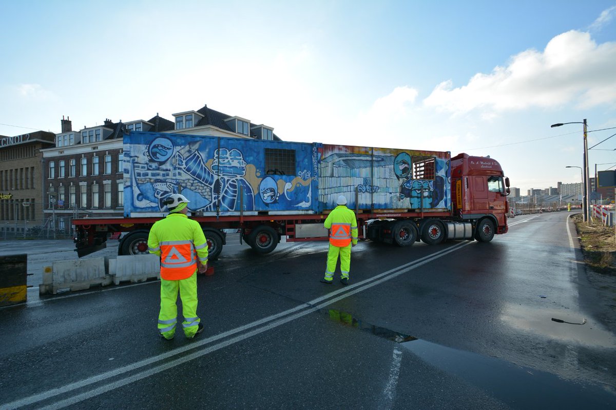 spoorzonedelft's tweet image. Echt weg: de 'ponte vecchio' die jarenlang voetgangers veilig langs het werk leidde. Op naar 'n nieuwe fase, een nieuw openbaar gebied!