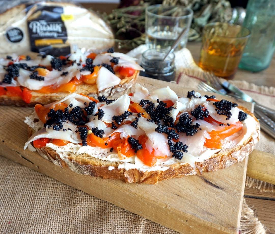 TheRustikBakery's tweet photo. Esta #TostaRustik de queso de untar, pimientos, bacalao ahumado y huevas de lumpo, es ganadora de #TheRustikBday. Vía @perezosa_healthy IG https://t.co/kmEFgSgDZB