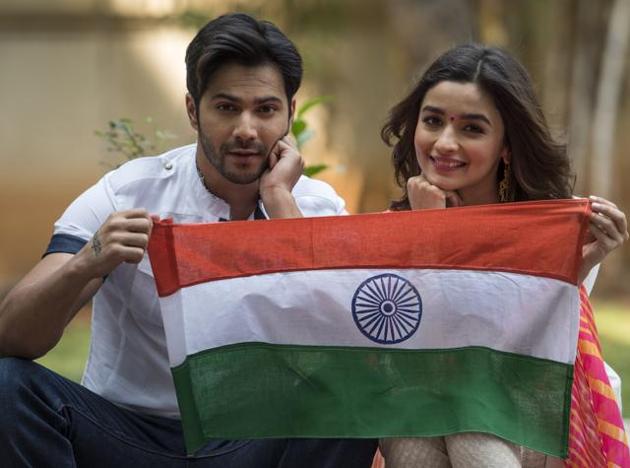 VarunAdorer's tweet photo. #Varia @aliaa08  @Varun_dvn  😍😘😙 https://t.co/pkYey5p5Bi