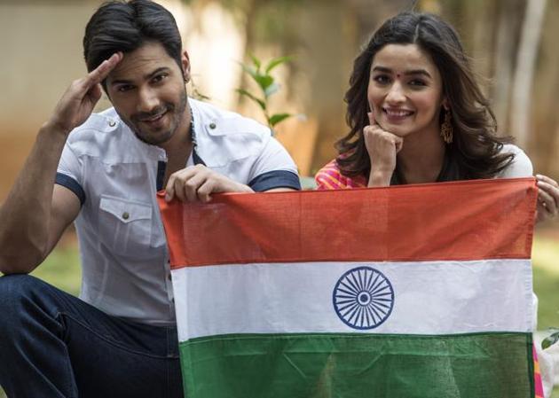 VarunAdorer's tweet photo. #Varia @aliaa08  @Varun_dvn  😍😘😙 https://t.co/pkYey5p5Bi