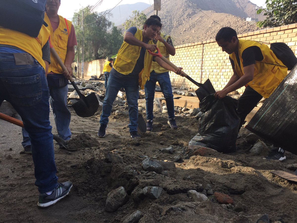 DeportesMML's tweet photo. Voluntarios de la Municipalidad de Lima desarrolla trabajo comunitario en apoyo a las familias damnificadas por huaycos en Chaclacayo https://t.co/qnIwqODebf