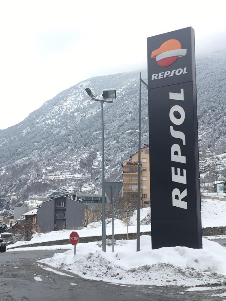 Ledindeu's tweet photo. En #Ledind, independientemente de la meteorología, seguimos auditando instalaciones. -7C. #IluminaTuFuturo #LED https://t.co/xQWGM4gOn4