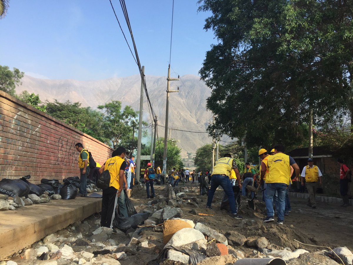 Voluntarios de la Municipalidad de Lima desarrolla trabajo comunitario en apoyo a las familias damnificadas por huaycos en Chaclacayo.
