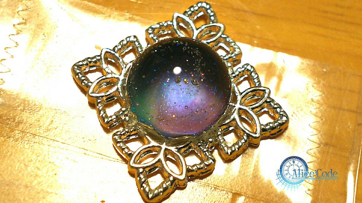al1cecode's tweet photo. そして私は新作に着手！ブレスレットになる予定です。ネックレスも作りたい！
こちら宇宙にオーロラがあるよう…どちらも同じひとつのパーツです。色の移り変わりを楽しんでいただきたい！

 #レジン #幕間パレード #AliceCode https://t.co/Bx7Jn78cYh