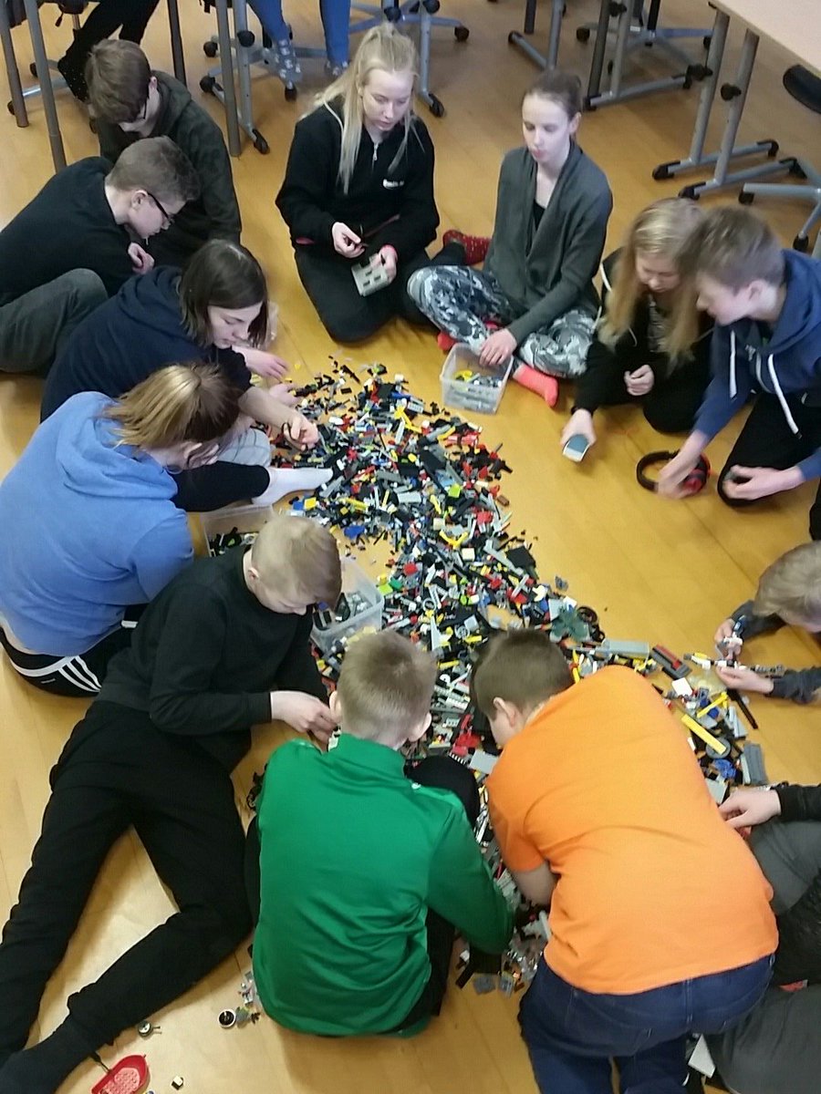 Unglingar að flokka tækni lego 😊😉