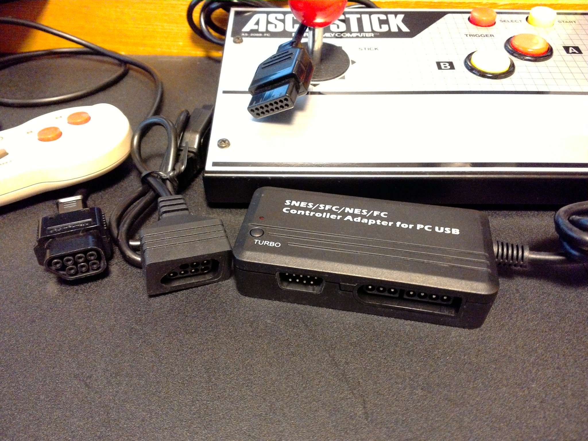 Uzivatel とぅってぃ Na Twitteru ファミコンのコントローラーをusb接続したくなった事ありませんか Mayflashのアダプタはnewfcと互換機とsfcの変換用に作られていてfcは接続できません 線を切って接続する方法もありますが コントローラーを