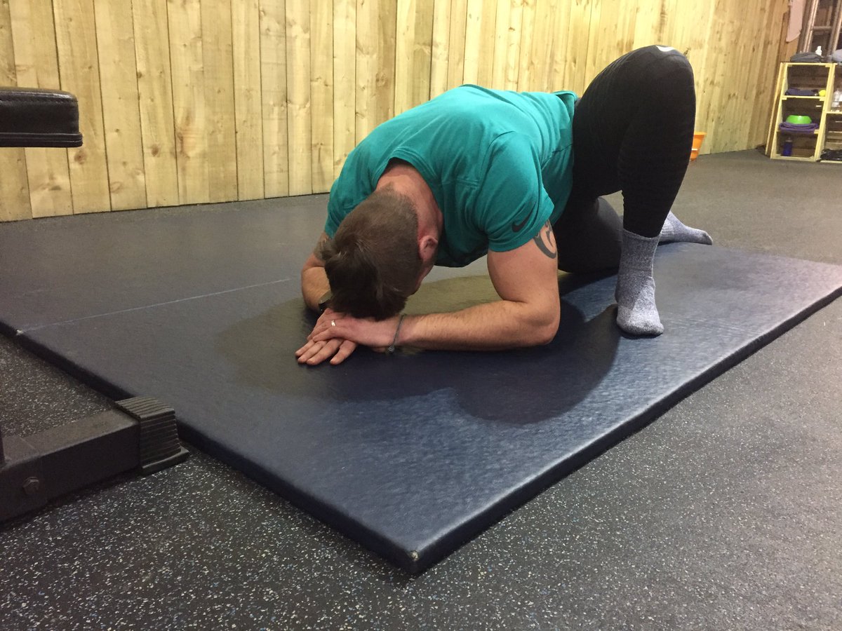 kwbascombe's tweet photo. @romwod when you go FULL Lizard for the 1st time 🙌 #fulllizard 🦎 #swoleandflexy #romwod #lizard #yoga https://t.co/TSAnGQR8XX