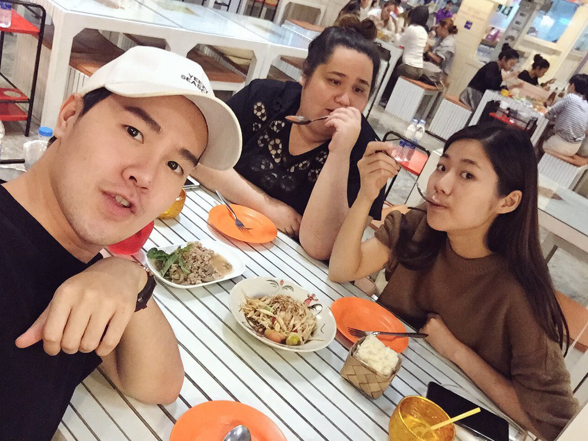 Poom_AF11's tweet photo. พรีริมเสดก็แวะกินส้มตำก่อน แล้วเชียร์ ชุดประจำชาติต่ออ #MissUniverse #Thailand #goforthecrown 💃🏻💃🏻💃🏻 https://t.co/z6lpDfsItE