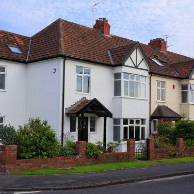 InvestInNew's tweet photo. Average house price in England could reach close to £1 million by 2037 https://t.co/UiNMRPuN2h https://t.co/EYWhEN9tl3