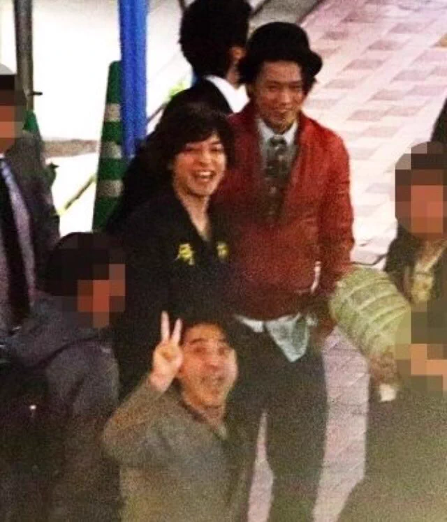 ムロツヨシが週刊誌のカメラにピースしててクソワロタｗｗｗ