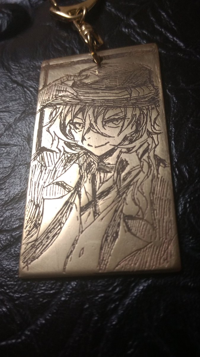 美術の授業で双黒真鍮キーホルダー作った 