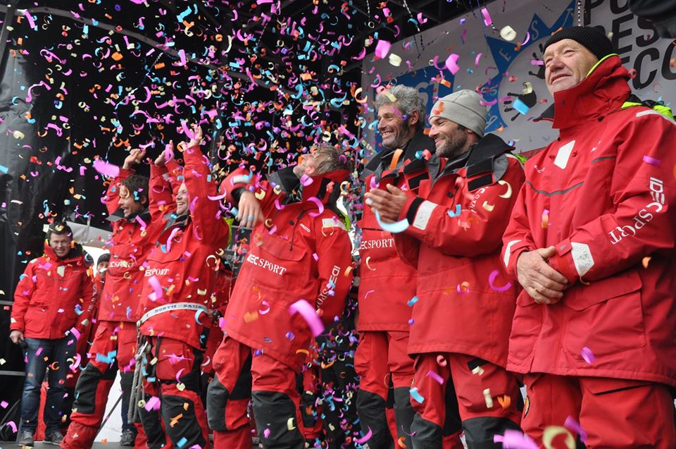 Magnifique ! Superbe et tellement mérité ! 
Il y a des jours comme ça ou le bonheur des uns fait le sourire des autres
Admiration !
