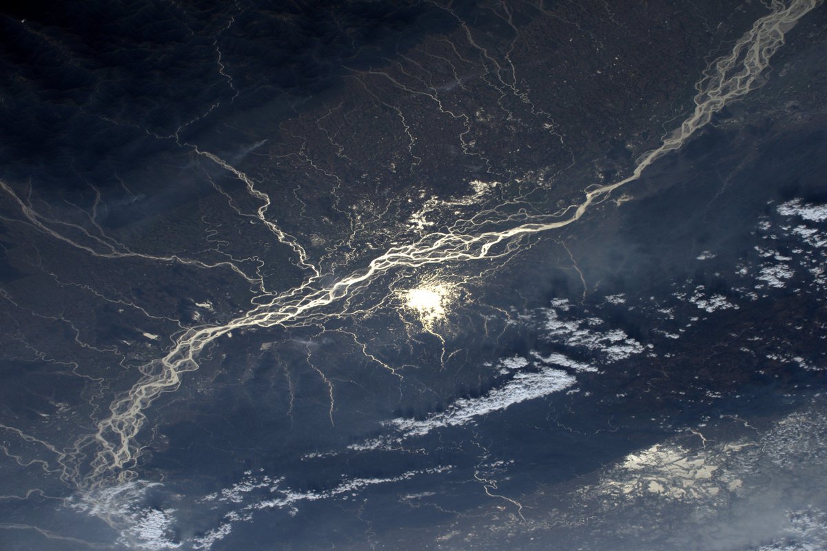 Thom_astro's tweet photo. Le soleil se reflète sur les ramifications du fleuve Brahmapoutre en #Inde 🌞 #RepublicDay https://t.co/kHmcLVA2GB https://t.co/lTPPIOMlTj