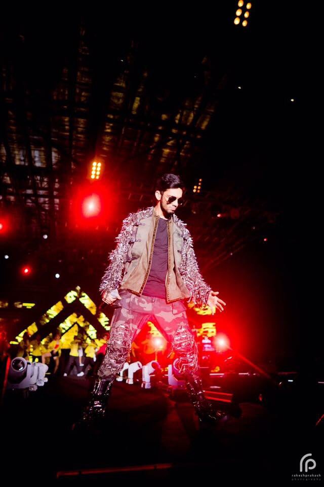 Anirudh_FP's tweet photo. #AnirudhLiveInSingapore #Singaporewentcrazy 2017 @anirudhofficial (Pics Set 3) https://t.co/oI9vX590G0