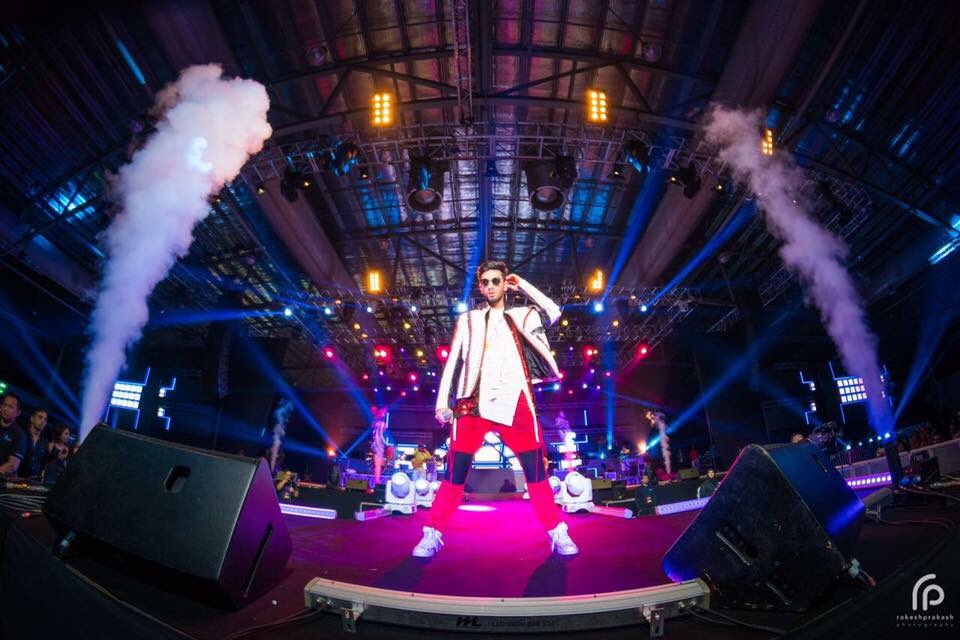 Anirudh_FP's tweet photo. #AnirudhLiveInSingapore #Singaporewentcrazy 2017 @anirudhofficial (Pics Set 3) https://t.co/oI9vX590G0