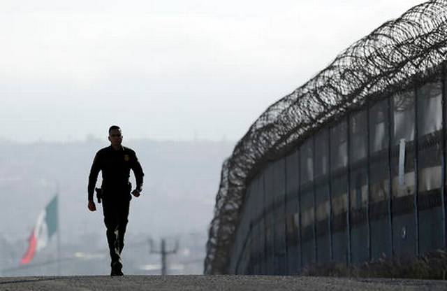 PoliticanaUS's tweet photo. Do you agree or disagree with president Trump's National security plan to build a border wall between the Us and Mexico? https://t.co/Fzsi1NoKZK