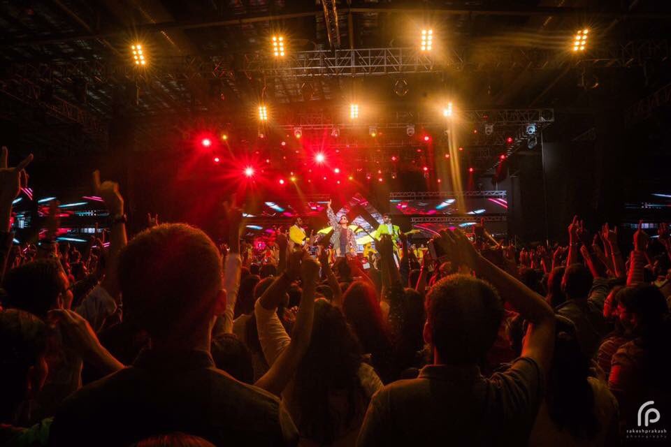Anirudh_FP's tweet photo. #AnirudhLiveInSingapore #Singaporewentcrazy 2017 @anirudhofficial (Pics Set 1) https://t.co/2oehAUlcrz