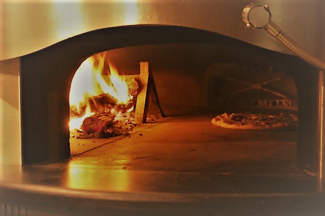 fourpointkuwait's tweet photo. Happy Weekend! You really need a Hot pizza in this Cold Weather, #lamammapizzeria is waiting for you! #fourpointsKuwait https://t.co/afpE4ps5PV
