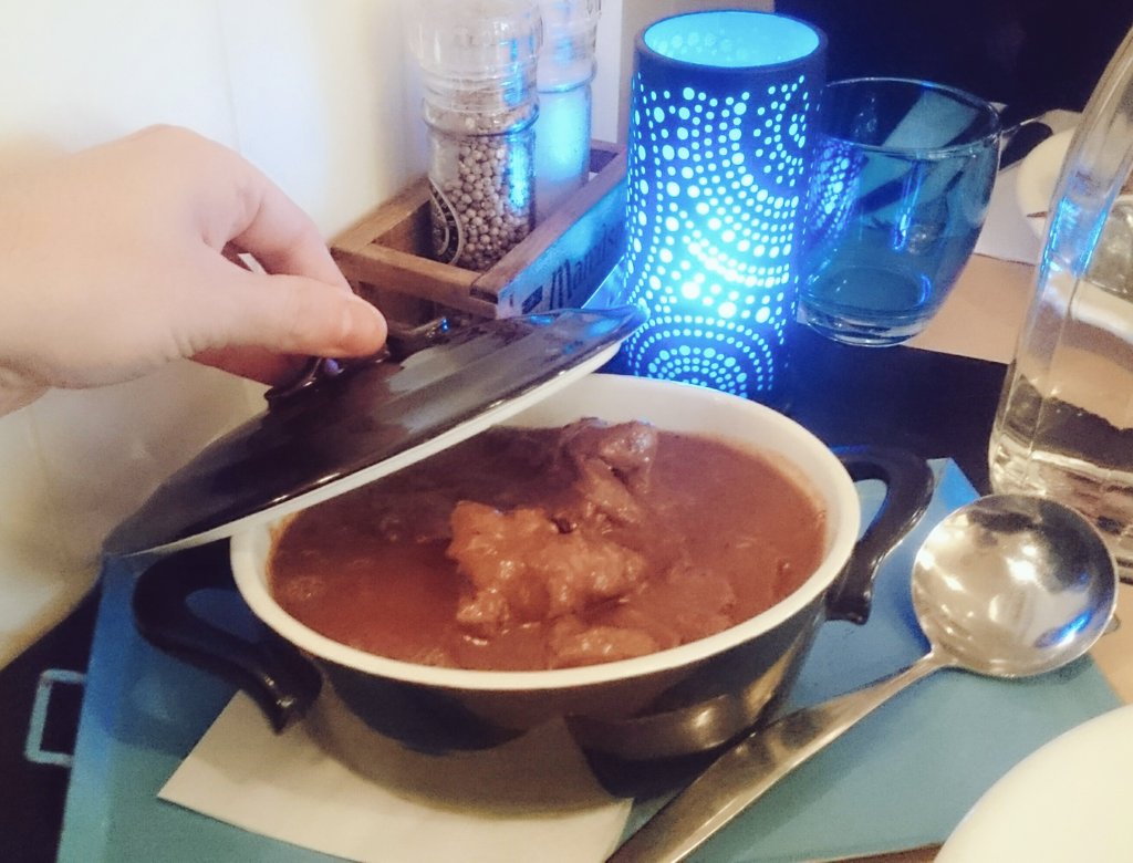 RbnMnts's tweet photo. Comer en Flandes es... 😍 ¡Hoy estofado flamenco en Amberes! 😋 #Ñam #LaVieEstBelge #Delicioso #DeBomma https://t.co/4NucvsTmwL