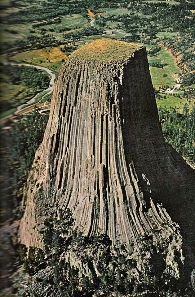 GeologyTime's tweet photo. Devil’s Tower, Wyoming, USA
#Basalt Standing 867 feet (265 m) https://t.co/wrUr8e50dH