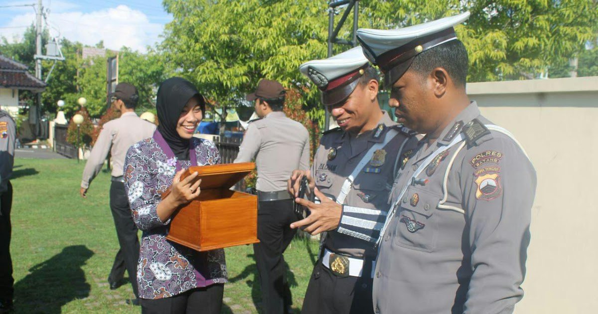 AsliBatang's tweet photo. Polres Batang : Sisihkan Seribu Rupiah untuk berbagi https://t.co/4dPpbZGt66 https://t.co/dmcL9zLtLT