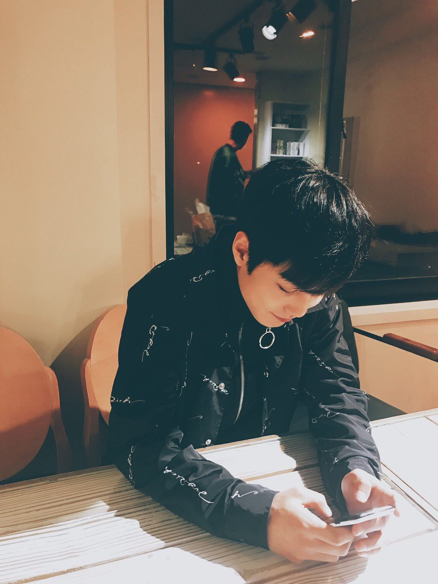 thenuestrans's tweet photo. [LOVELETTER.from JR] 170126 Pig's Feet

Why you don't eat pig's feet tonight as well~? https://t.co/lMpC7NFFH2
