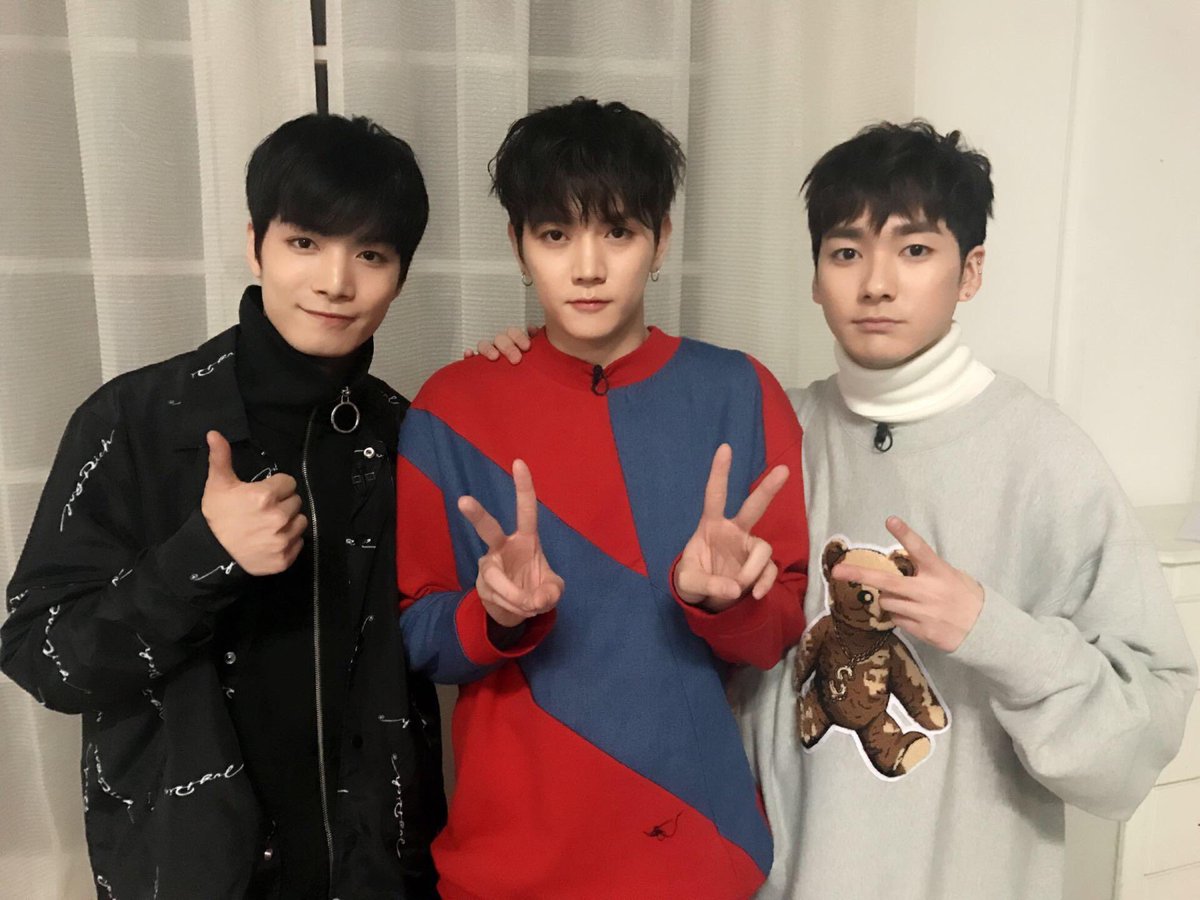 thenuestrans's tweet photo. [VAPP] 170126 from Ren: 

LOVEs, come quickly ❤️https://t.co/jL2LwiJQ35 https://t.co/MfOUQhhpj3